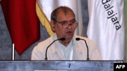 ARCHIVO - El escritor Rafael Cadenas durante en la Feria del Libro de Guadalajara, en México, en noviembre de 2008.