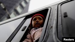 ARCHIVO - Una niña migrante procedente de Centroamérica observa los edificios desde un autobús a su llegada a Ciudad de México en diciembre de 2021.