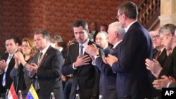 El autoproclamado presidente interino de Venezuela, Juan Guaidó, reconoce aplausos durante una reunión del Grupo de Lima sobre Venezuela en el Ministerio de Relaciones Exteriores en Bogotá, Colombia.