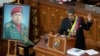 ARCHIVO - El presidente de Venezuela, Nicolas Maduro, junto a un retrato de su predecesor César Chávez, toma la palabra durante una sesión de la Asamblea Nacional, en Caracas, en enero de 2023.