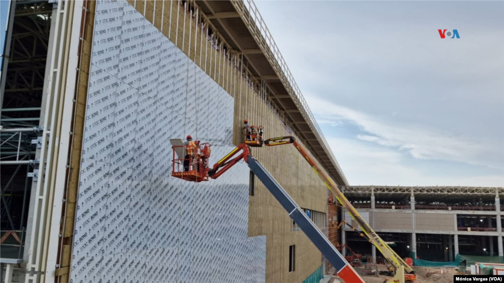 El nuevo aeropuerto estará recubierto de enormes ventanales y los trabajos de construcción en general ya tienen un 80 % de avance.