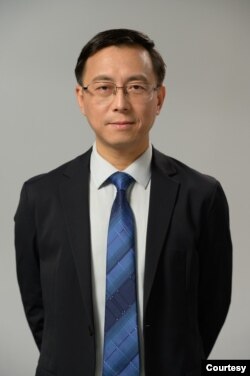 旅美时评人唐靖远