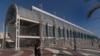 Vista del Centro de Convenciones de Long Beach que se utilizaba como refugio temporal para niños inmigrantes en Long Beach, California, en mayo de 2021.