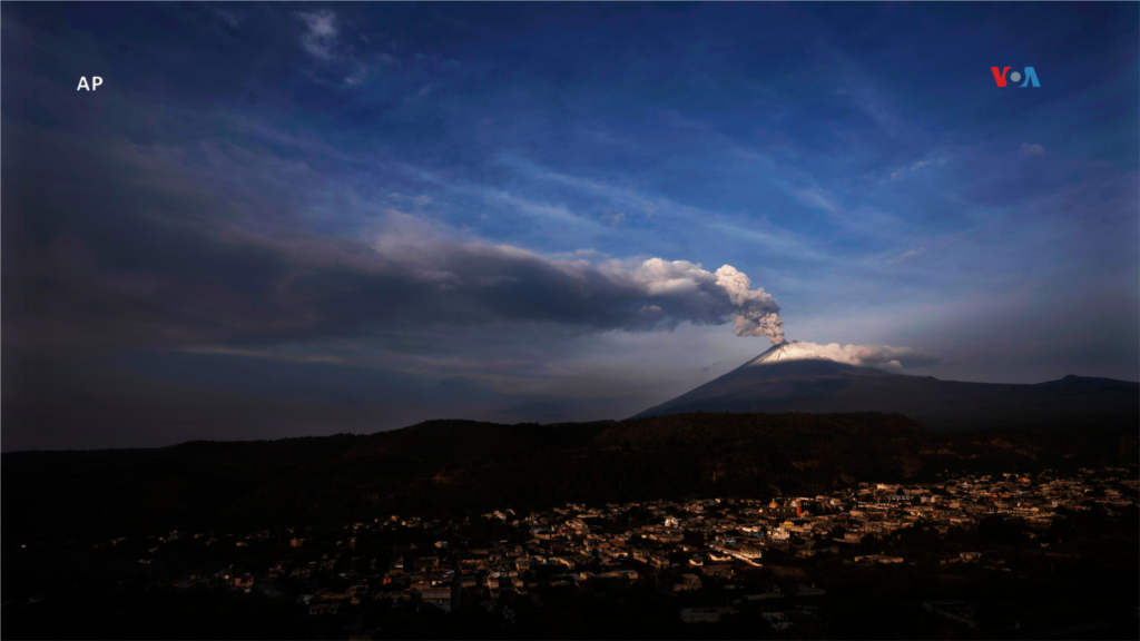  El volcán Popocatépetl expulsa ceniza y gases, visto desde Santiago Xalitzintla, México, el 24 de mayo de 2023. &nbsp; 