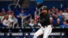 Foto de archivo del venezolano Luis Arráez al tomar su turno ofensivo en el juego del pasado 7 de junio en el LoanDepot Park de Miami.