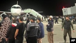 La gente grita consignas antisemitas en un aeródromo del aeropuerto de Makhachkala, Rusia, el 30 de octubre de 2023, después de que llegara un vuelo procedente de Israel.