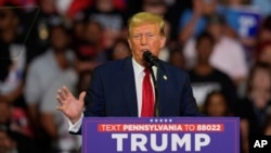 ARCHIVO - El candidato presidencial republicano Donald Trump habla en un mitin de campaña, el 22 de junio de 2024, en Filadelfia. 