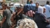 Palestinos viajan en un carro tirado por animales en una zona que alberga a personas desplazadas en Rafah, en el sur de la Franja de Gaza, el 19 de junio de 2024, en medio del conflicto en curso en el territorio palestino entre Israel y Hamás.