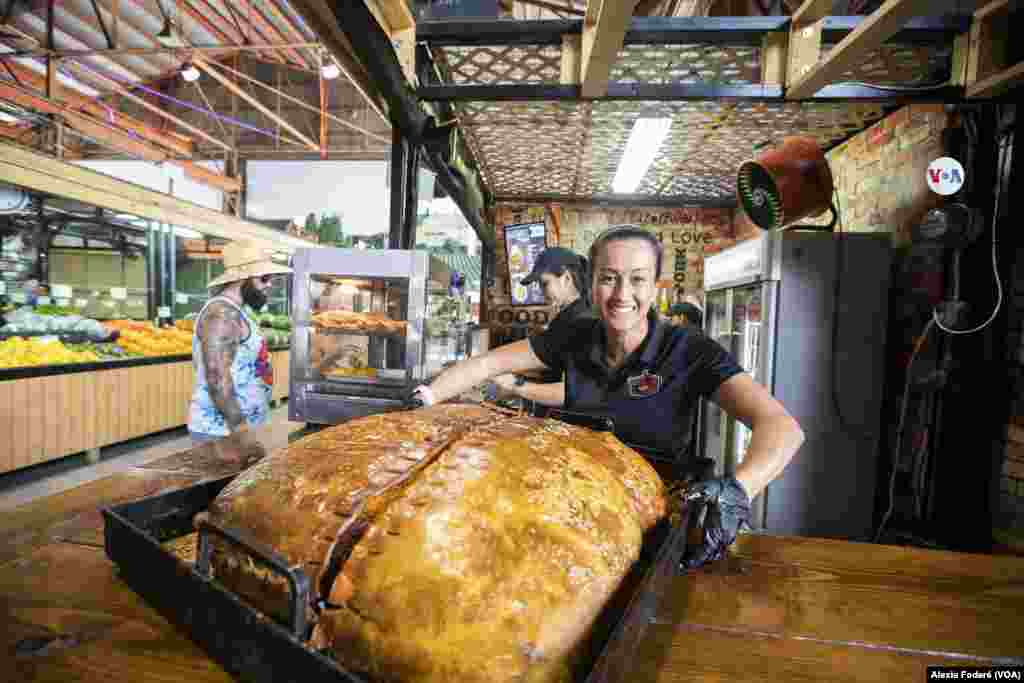 Diana Solina, cofundadora y propietaria de Lechona La Colombiana, un emprendimiento económico que tiene lugar en el&nbsp;Yellow Green Farmers Market en Hollywood, Florida, y que tomó impulso tras una visita que hiciera allí el popular influencer Tulio Zuluaga.&nbsp;