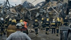 Bomberos rusos intentan controlar un gran incendio en la ciudad fronteriza Klintsy, luego de un ataque con drones ucranianos
