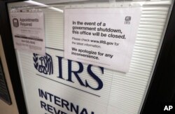 ARCHIVO - Un letrero informa que la oficina estará cerrada durante el cierre parcial del gobierno en las puertas del Servicio de Impuestos Internos (IRS) en el Edificio Federal Henry M. Jackson en Seattle, el 16 de enero de 2019.