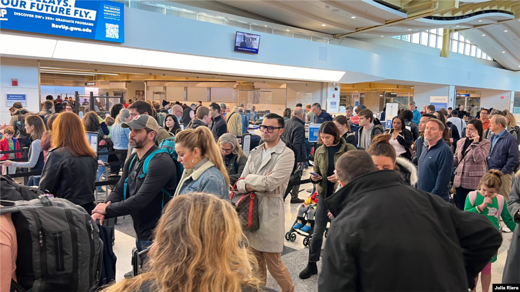 La Administración de Seguridad del Transporte de Estados Unidos estima que unas 2,7 millones de viajeros vuelen alrededor del país. Mientras que las aerolíneas creen que la semana de Acción de Gracias sea en la que más personas viajen.&nbsp;