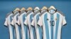 Une photo non datée de Sotheby's montre les six maillots portés par Lionel Messi lors de la Coupe du monde de la FIFA 2022. 