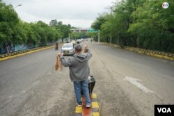 En la vía que conduce de Cúcuta al municipio de Chinácota, en el departamento fronterizo de Norte de Santander en Colombia, se siguen viendo caminantes venezolanos en busca de una vida mejor