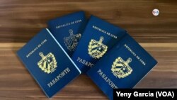 Cuatro pasaportes cubanos pueden verse sobre una mesa, en una imagen tomada en Miami, EEUU, el 29 de junio de 2023.
