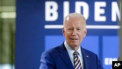 El presidente Joe Biden habla durante una parada en una empresa de fabricación de energía solar que forma parte de su lanzamiento de 'Bidenomics' el 6 de julio de 2023 en West Columbia, Carolina del Sur, EEUU.