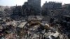 Palestinos buscan sobrevivientes entre los escombros de edificios destruidos por ataques israelíes en el campo de refugiados de Jabaliya, en el norte de la Franja de Gaza, el 1 de noviembre de 2023.