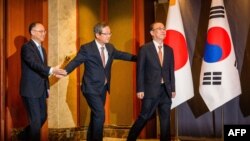 รองรัฐมนตรีต่างประเทศจีน นง หรง (ซ้าย) ร่วมหารือกับรองรัฐมนตรีต่างประเทศเกาหลีใต้ ชุง เบียง-วอน (กลาง) และรองรัฐมนตรีต่างประเทศญี่ปุ่น ฟุนาโกชิ ทาเคฮิโร (ขวา) ที่กรุงโซล เมื่อวันที่ 26 ก.ย. 2023 