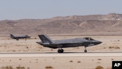 ARCHIVO - Un F-35 israelí aterriza en la base aérea de Ovda cerca de Eilat, en el sur de Israel, el 24 de octubre de 2021. Israel comprará 25 F-35 a EEUU, anunció el Ministerio de Defensa de Israel el 2 de julio de 2023.