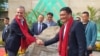 美国驻印度大使埃里克·加塞蒂（Eric Garcetti）访问中印边境的印度阿鲁纳恰尔邦与首席部长白玛堪卓（Pema Khandu）握手。（2023年11月29日）