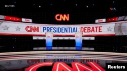 Equipos de prensa trabajan en la sala de prensa previo al primer debate presidencial