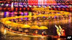 En esta fotografía publicada por la agencia de noticias Xinhua, los turistas disfrutan de un paseo flotante de bambú en un lago durante el Año Nuevo Lunar chino en la provincia de Hubei, en el centro de China, el 11 de febrero de 2024. [Song Wen/Xinhua via AP]