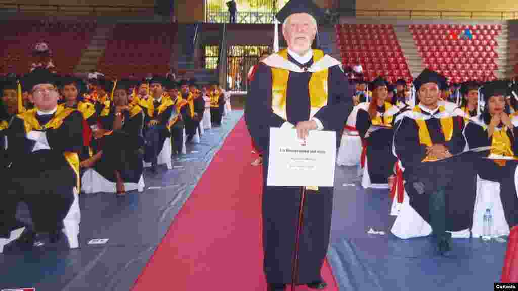 Durante el desfile de alumnos graduados, donde Luis Antonio Cuéllar recibió el grado de Magíster en Historia en 2017.