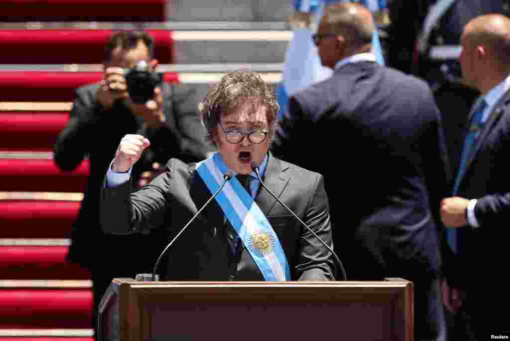 &quot;El camino hacia la reconstrucción del país ha comenzado&quot;: dijo Javier Milei tras asumir como presidente de Argentina, el domingo 10 de diciembre de 2023. Dijo también que sus antecesores dejaron al país sin fondos.