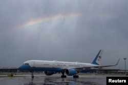 Se ve un arco iris, mientras un avión que transportaba taxis a la secretaria del Tesoro de EEUU, Janet Yellen, después de llegar al Aeropuerto Internacional de Beijing, China, el jueves 6 de julio de 2023. Mark Schiefelbein/Pool vía REUTERS