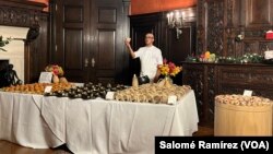 El chef Yamid Ávila explica la presentación de sus platos tradicionales del Páramo que realizó con productos de temporada de los diferentes municipios de esta área de Colombia.