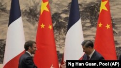 El presidente francés Emmanuel Macron (i) con el presidente chino Xi Jinping en Beijing el 6 de abril de 2023. (Foto AP /Ng Han Guan, Pool, File)