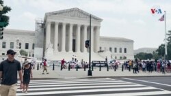 El Supremo de EEUU rechaza plan para anular deudas estudiantiles y apoya a diseñadora frente a comunidad LGBT