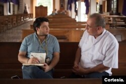 Fotografía del periodista Wilfredo Miranda, tomada durante una entrevista en Masaya, Nicaragua, al padre Edwin Román. [Cortesía]