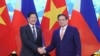 ประธานาธิบดีฟิลิปปินส์ เฟอร์ดินานด์ มาร์กอส จูเนียร์ จับมือกับนายกรัฐมนตรีเวียดนาม ฝ่าม มิงห์ จิ๋งห์ ระหว่างการเยือนเวียดนาม วันอังคารที่ 30 ม.ค. 2024