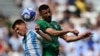 El mediocampista argentino #07 Kevin Zenon lucha por el balón con el delantero iraquí #18 Aymen Hussein en el partido de fútbol masculino del grupo B entre Argentina e Irak durante los Juegos Olímpicos de París 2024 en el estadio de Lyon, el 27 de julio de 2024.