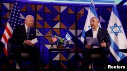 En esta imagen el Presidente de EEUU, Joe Biden (izq) se reúne con el primer ministro sraelí, Benjamin Netanyahu, mientras visita Israel en medio del conflicto en curso entre Israel y Hamás, en Tel Aviv, Israel, el 18 de octubre de 2023.