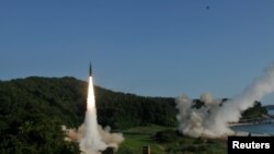 ARCHIVO - Tropas de EEUU y Corea del Sur que utilizan el Sistema de Misiles Tácticos del Ejército y el Misil Hyunmoo II de Corea del Sur disparan misiles hacia las aguas del Mar del Este frente a Corea del Sur, 5 de julio de 2017. 