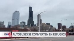 Inmigrantes duermen en autobuses públicos en Chicago