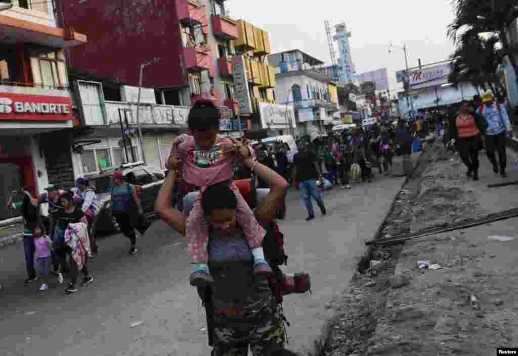 Los migrantes partieron de Tapachula, ciudad fronteriza con Guatemala, cuyos centros de detención se han visto desbordados por su gran número.