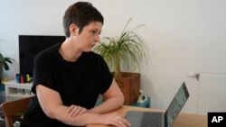 Amelie Beney verifica la disponibilidad de boletos para los Juegos Olímpicos de París 2024 el jueves 2 de marzo de 2023 en Cergy, en las afueras de París.