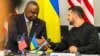 Le secrétaire américain à la Défense Lloyd Austin (à g.) et le président ukrainien Volodymyr Zelensky lors d'une réunion de l'OTAN.