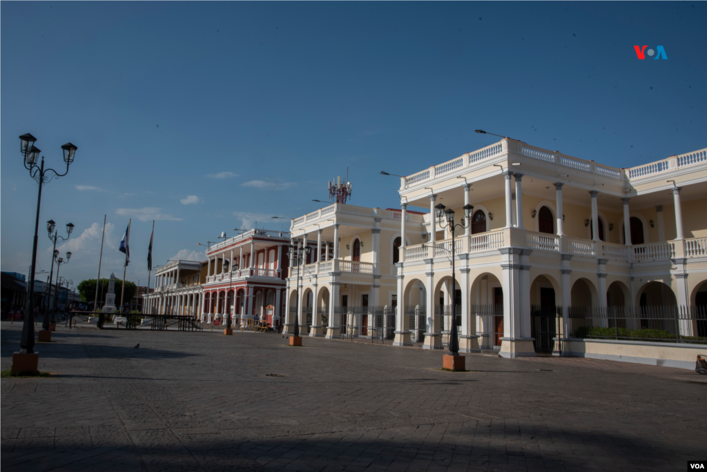 Plaza de la Independencia, también conocida como la 'Plaza de los Leones" es uno de los sitios más emblemáticos de Granada.