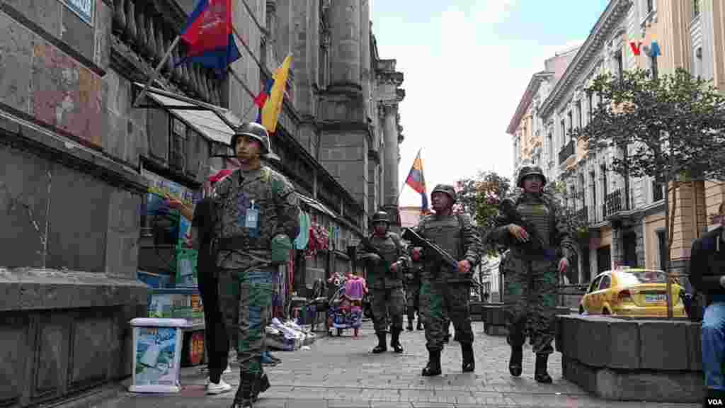 Un grupo de militares caminan entre comerciantes y visitantes en el centro histórico de Quito. Las Fuerzas Armadas custodian celosamente las calles aledañas al Palacio de Carondelet.