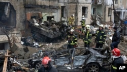 Los bomberos trabajan para extinguir un incendio en un edificio de apartamentos destruido después de un ataque ruso en Kiev, Ucrania, el 2 de enero de 2024.
