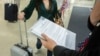 Una inmigrante llega al Aeropuerto Internacional de Miami. Miles han llegado desde Cuba, Nicaragua, Venezuela y Haití, a Estados Unidos legalmente bajo el programa de libertad condicional que permite la entrada de 30.000 inmigrantes de estos cuatro países cada mes.