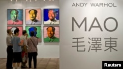资料照：安迪·沃霍尔的《毛泽东》（Mao）肖像作品在香港展出。（2008年5月26日）