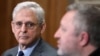 El secretario de Justicia de EEUU, Merrick B. Garland, observa al fiscal general de Ucrania, Andriy Kostin, en el Departamento de Justicia en Washington, el 17 de abril de 2023.