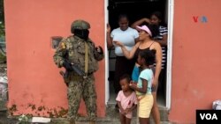 Militar habla con ecuatorianos en Guayaquil, en enero de 2024.