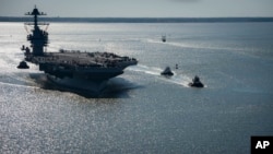 ARCHIVO: Foto de la Marina de EEUU muestra al portaavones USS Gerald R. Ford en Newport News, Virginia, el 8 de abril de 2017.