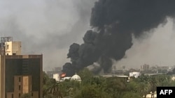 El humo se eleva sobre los edificios residenciales en Jartum, el 16 de abril de 2023, mientras los combates en Sudán se intensifican por segundo día en batallas entre generales rivales.